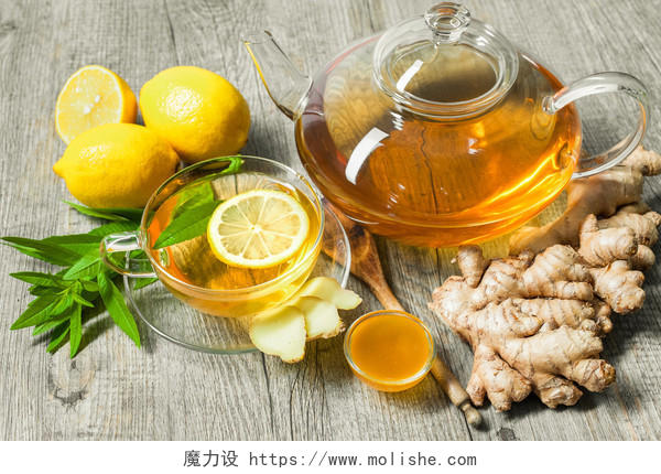 木桌上放着蜂蜜和柠檬的姜茶